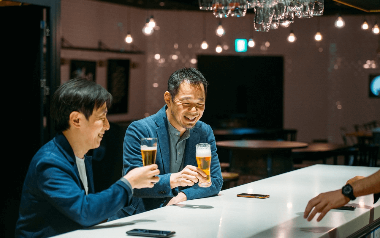 Cybozu CEO Yoshihisa Aono and president Osamu Yamada chatting at the Cybozu Bar