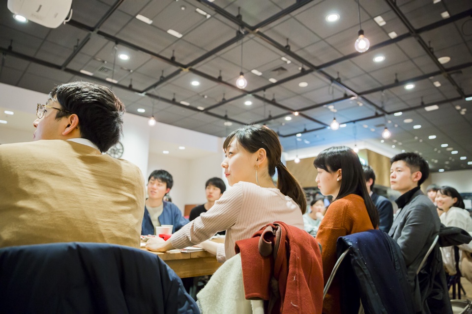 students looking left