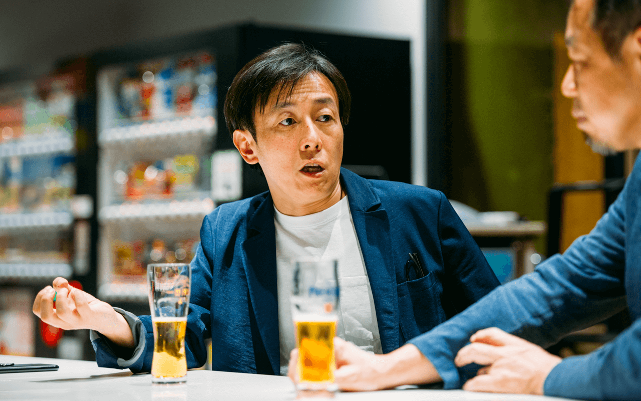 Cybozu CEO Yoshihisa Aono chatting at the Cybozu Bar