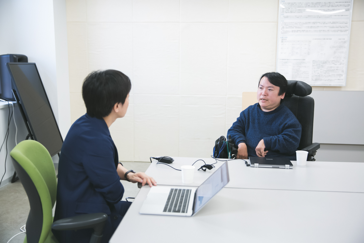 Yoshihisa Aono listening passionately to professor Kumagaya