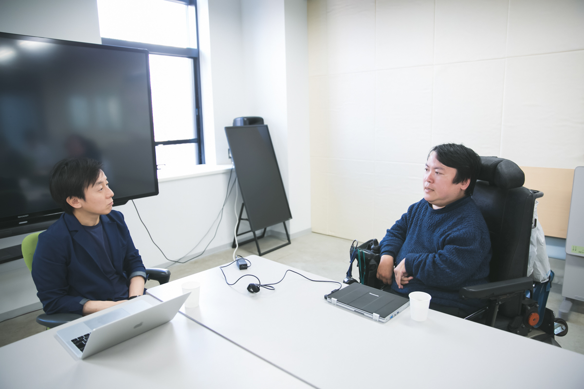 Yoshihisa and Shinichiro talking in earnest.