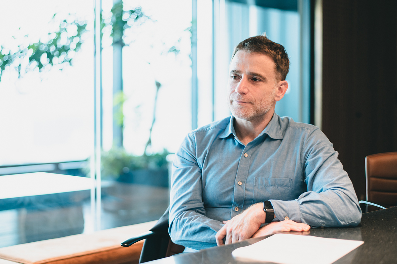 Stewart Butterfield sitting at a table and smiling