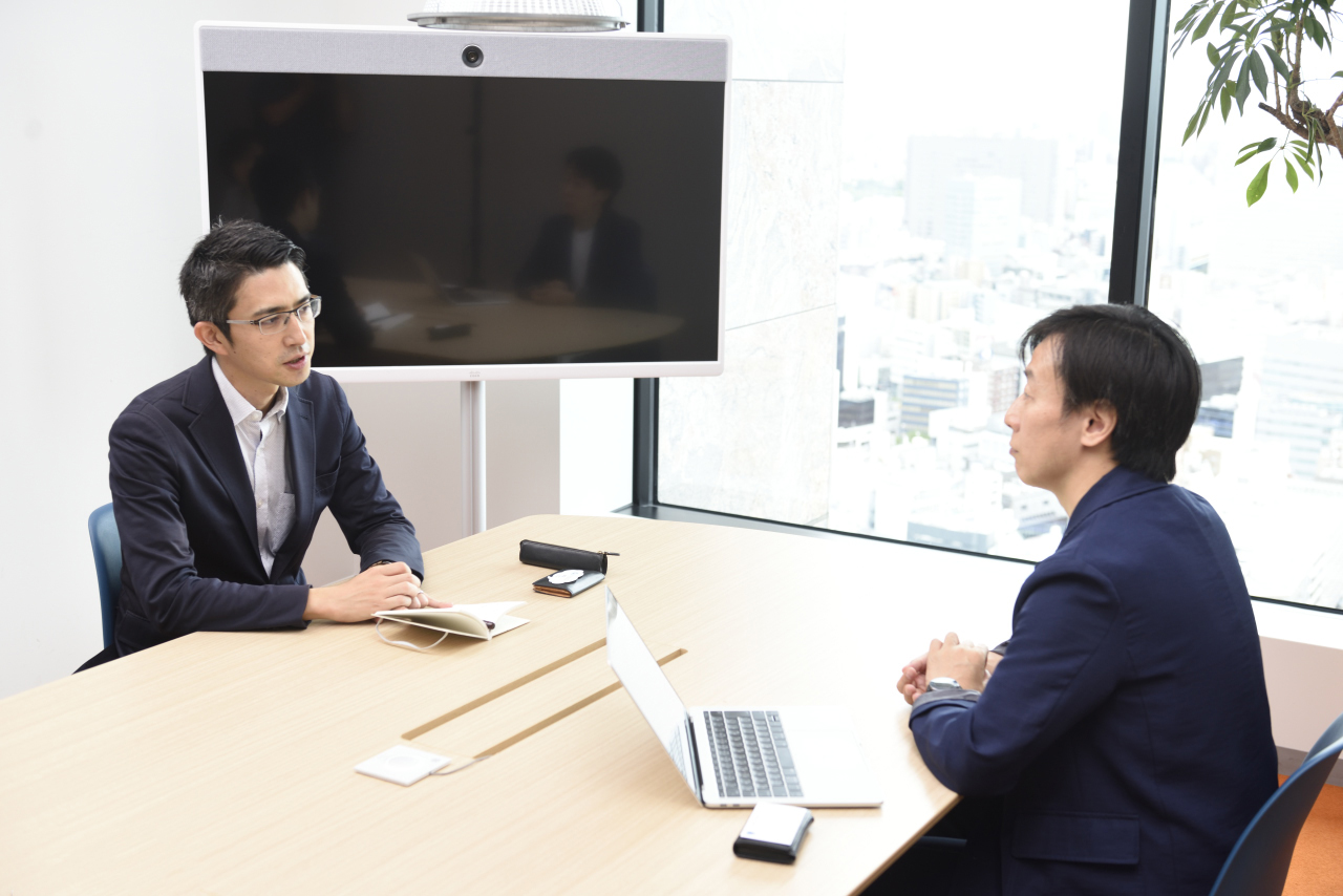 Souta Kimura making a point as Yoshihisa Aono listens