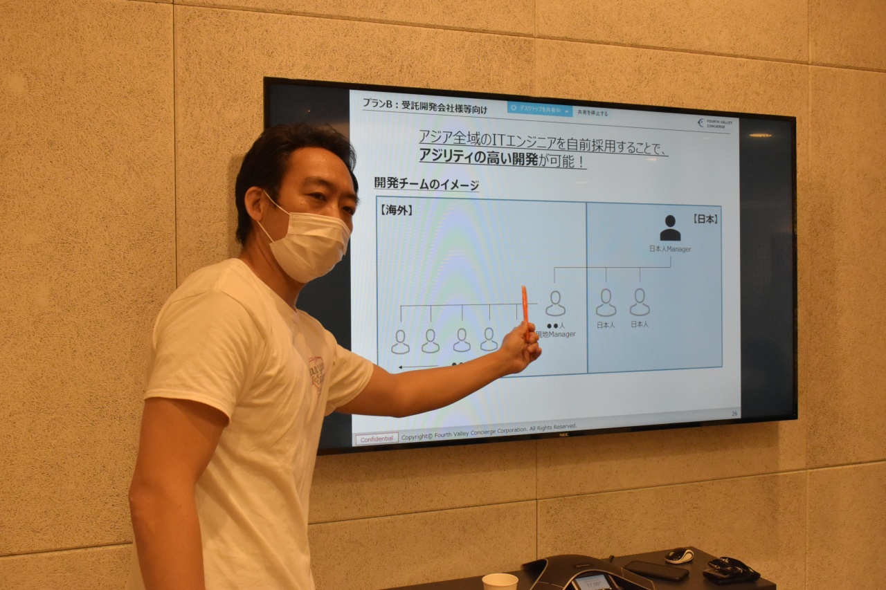 Yohei Shibasaki explaining a graph about agile recruitment of overseas IT workers