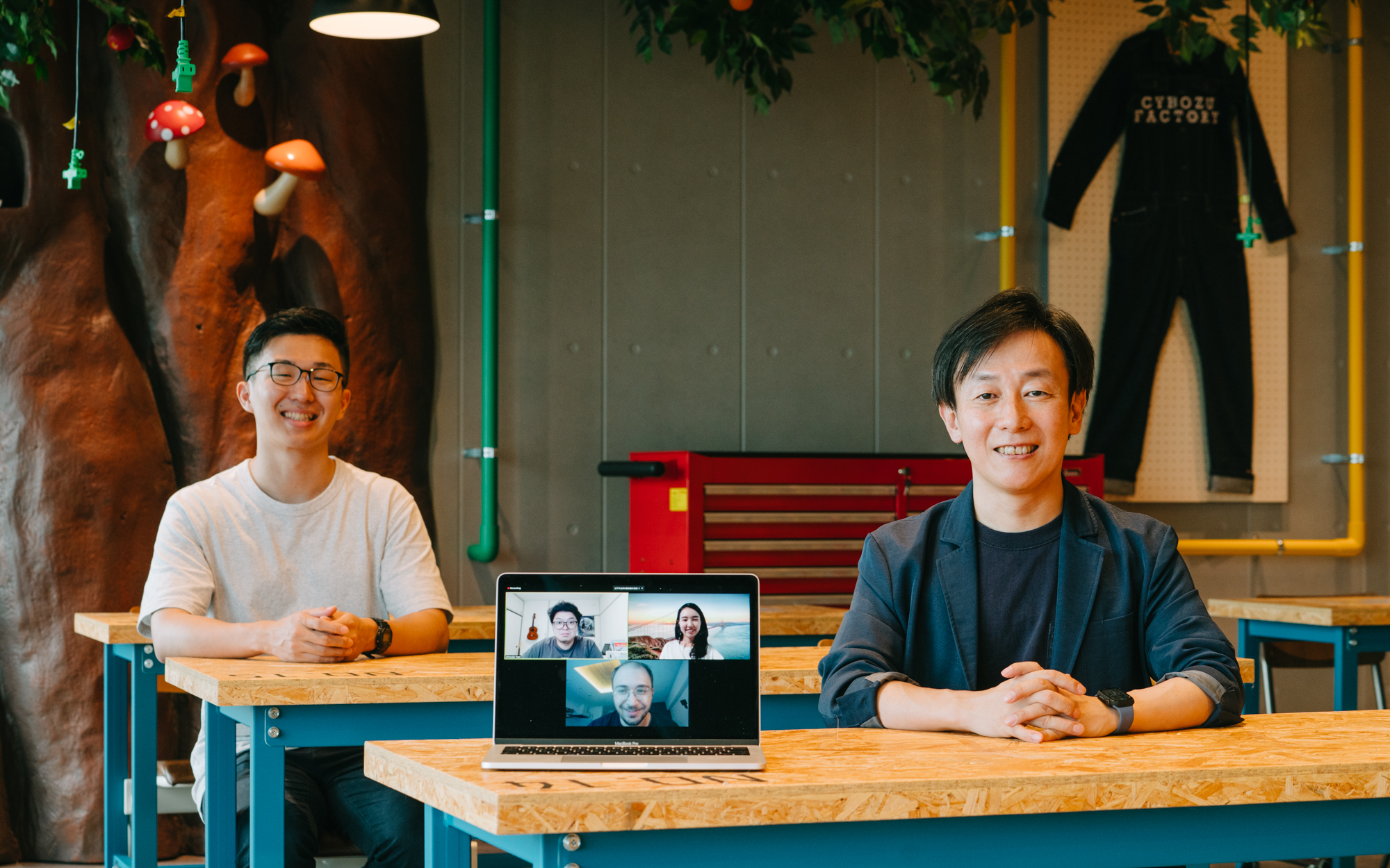 Yoshihisa Aono and Dan Takahashi socially distancing at the Cybozu office, while other members of the editorial team take part remotely